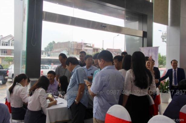Khách hàng đăng ký mã số quay trúng thưởng tại bàn lễ tân