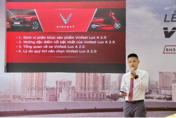 Ông Võ Minh Ý, trưởng phòng kinh doanh giới thiệu về thiết kế và các tính năng của VinFast Lux A2.0