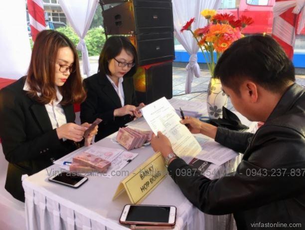 Khách hàng ký hợp đồng và đặt cọc mua xe VinFast tại buổi lễ mở bán chính thức