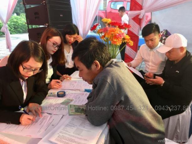 Khách hàng ký hợp đồng và đặt cọc mua xe VinFast tại buổi lễ mở bán chính thức