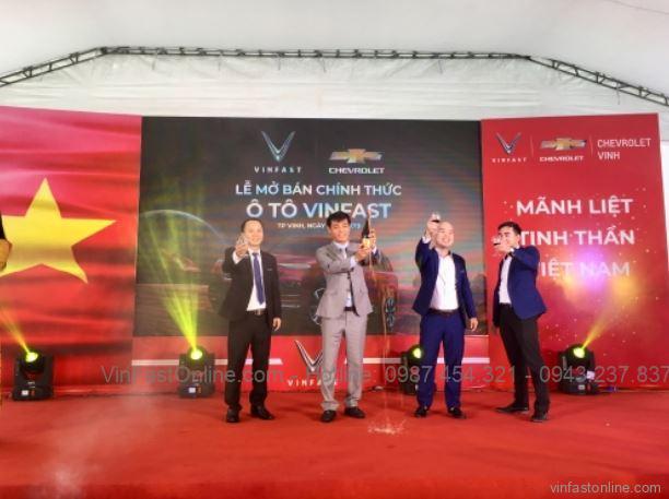 Ban lãnh đạo đại lý Chevrolet Vinh khui champagne mừng buổi lễ mở bán chính thức ô tô VinFast tại Nghệ An