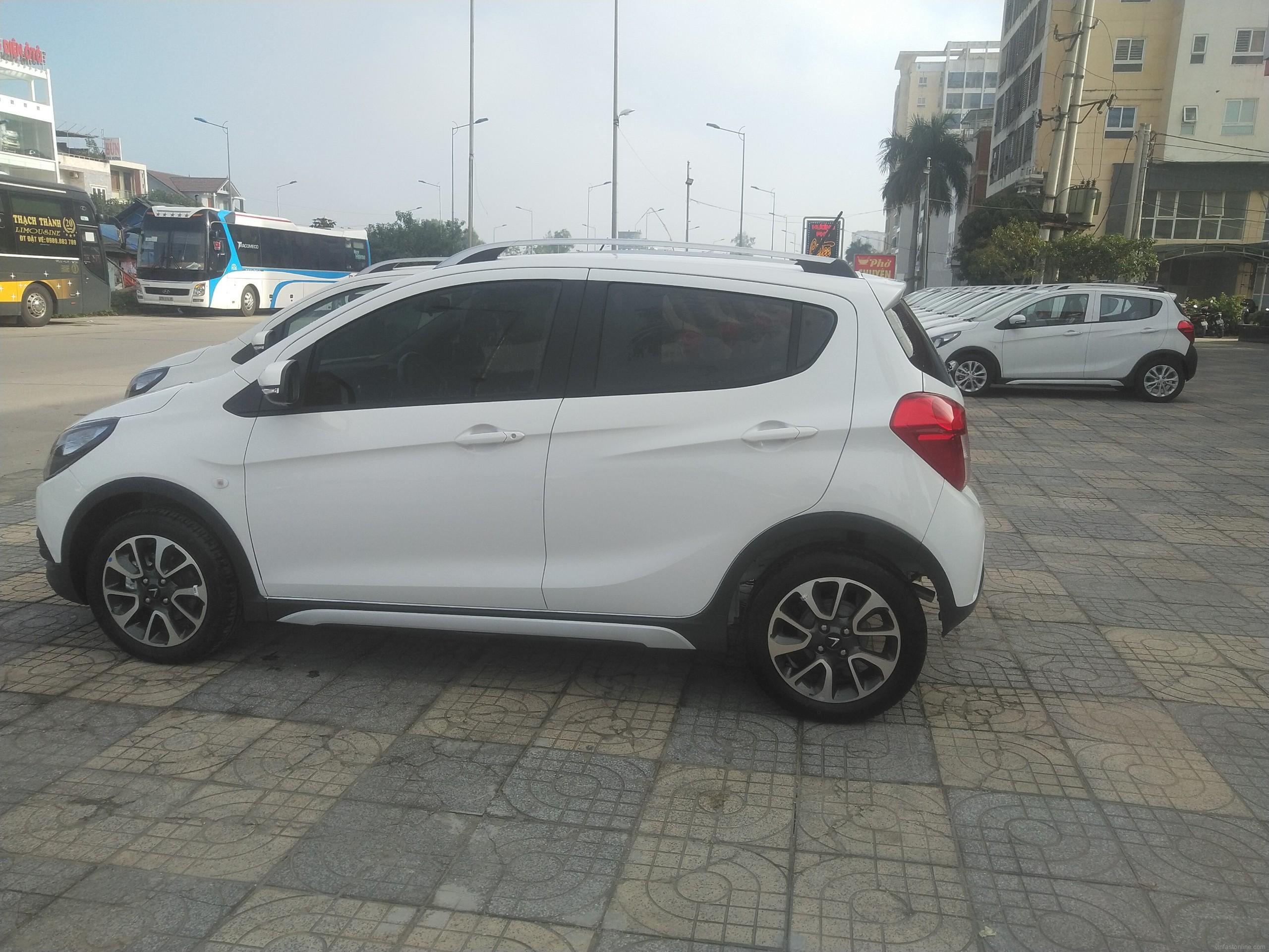 Xe fadil trắng được sơn lại 1/2 cản sau cùng màu xe