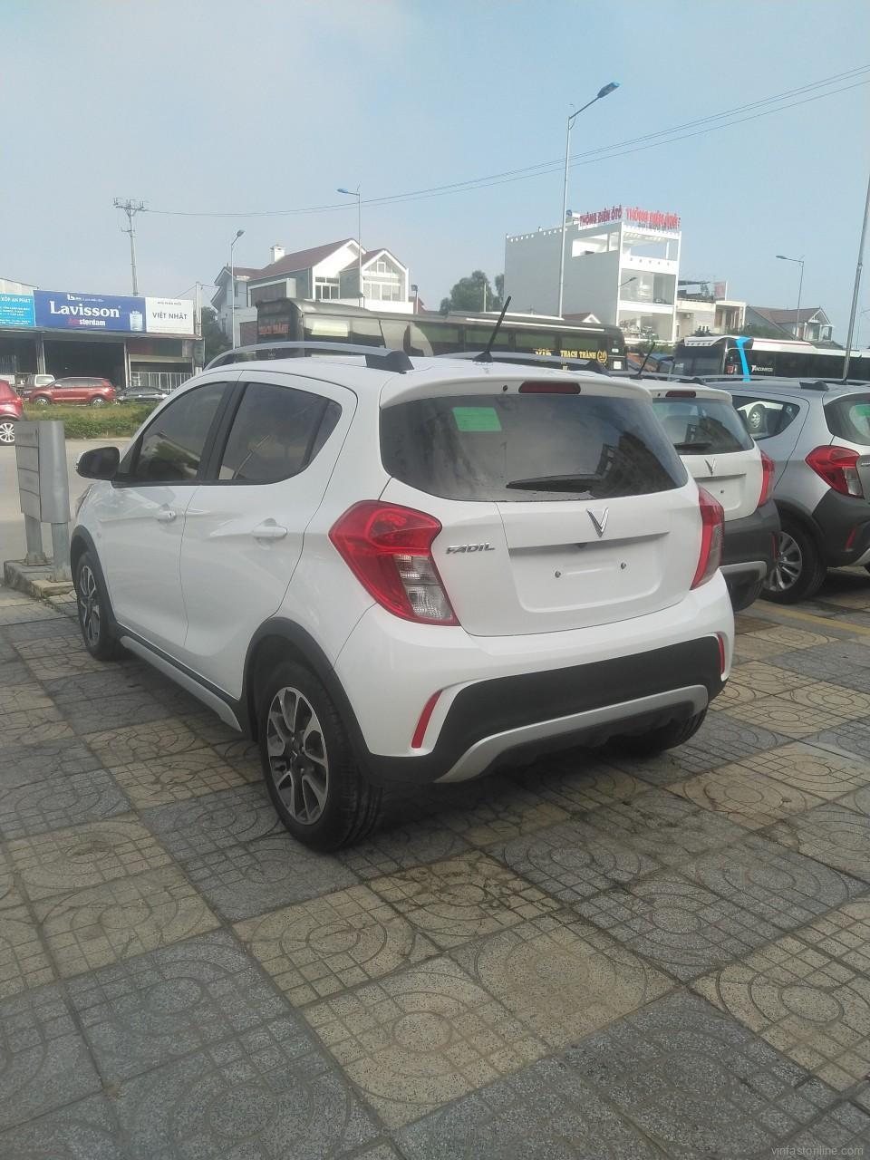 Xe fadil trắng được sơn lại 1/2 cản sau cùng màu xe