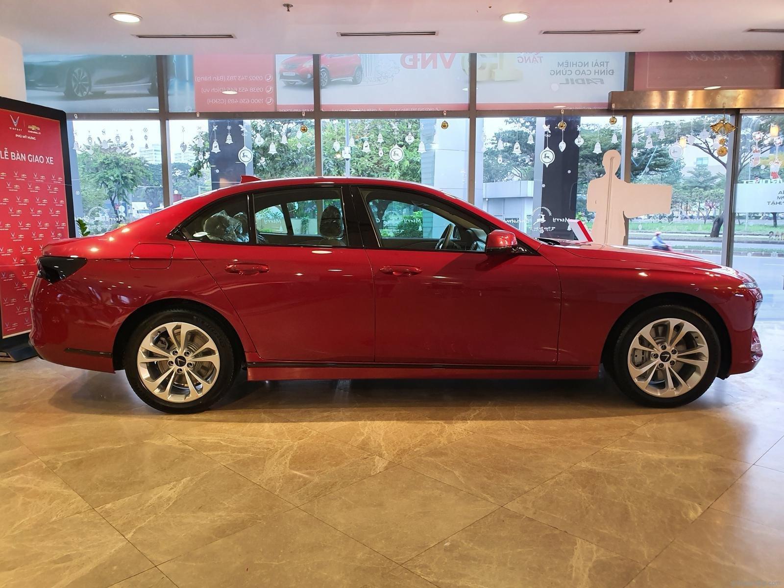 xe lux a 2.0 base mau do
